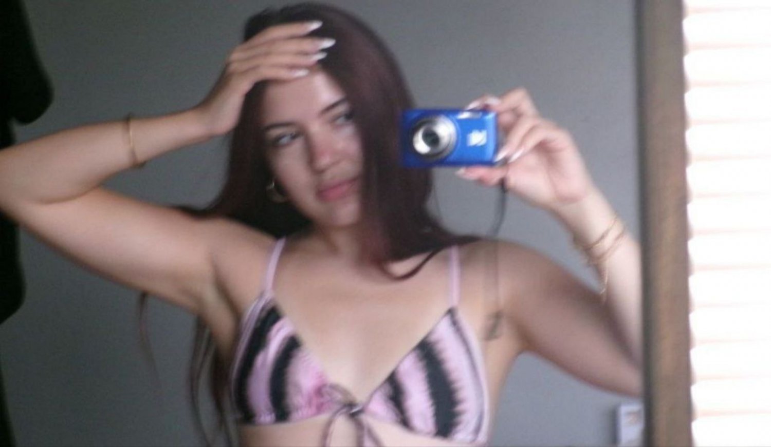 Wannabe cuck pinktoesbigoon has a crush on Ella and wants feet pics from her so he gets exposed #2pXzmK3X